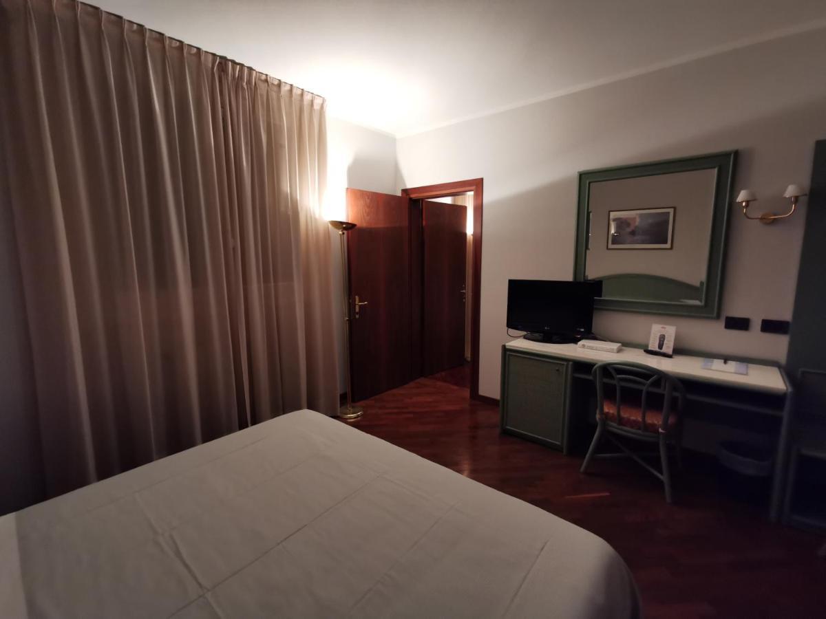 Hotel Le Ville Modena Esterno foto