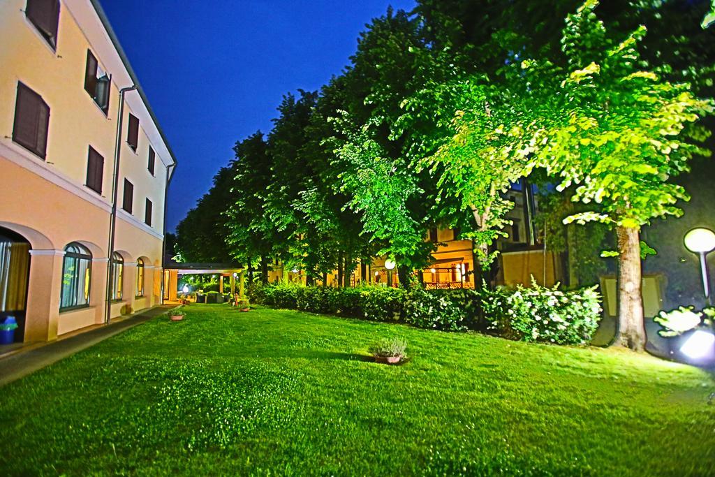 Hotel Le Ville Modena Esterno foto