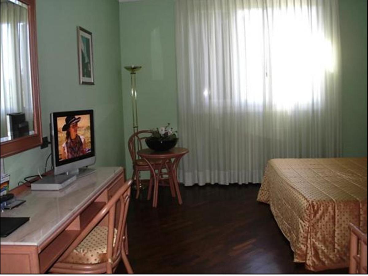 Hotel Le Ville Modena Camera foto